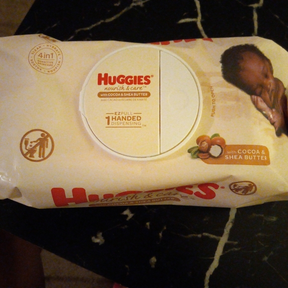 Huggies Nourish&Care Baby wipes - Picture 2 of 3